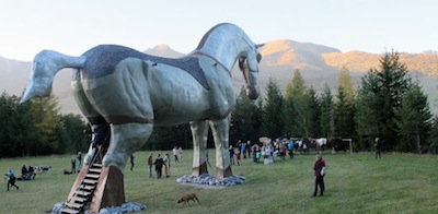 Agata, il cavallo gigante di SCUOL
