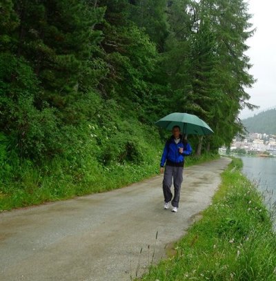 Foto del giorno: passeggiando sotto la pioggia a St. Moritz