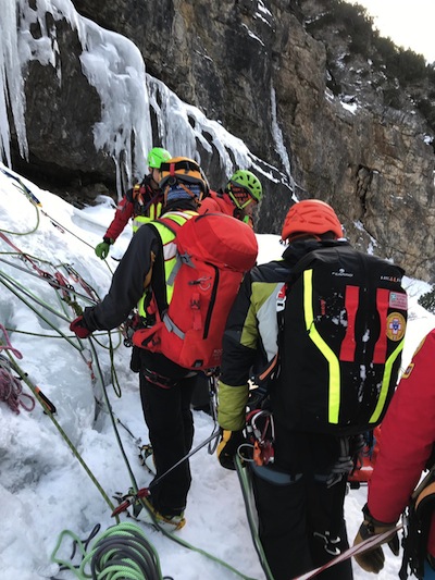 Il Soccorso Alpino si esercita sul ghiaccio