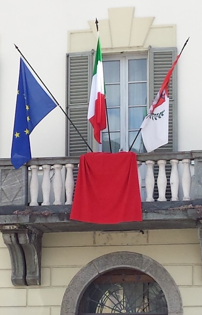 Un significativo drappo rosso contro il FEMMINICIDIO 