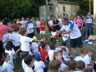 I bambini di Mantello e rosso giallo blu... ora giochi tu