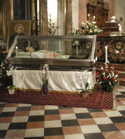 L’urna con il corpo di san Luigi Guanella  in Basilica