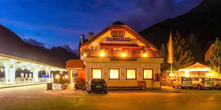 Alla stazione di Zernez ferma il Trenino Rosso